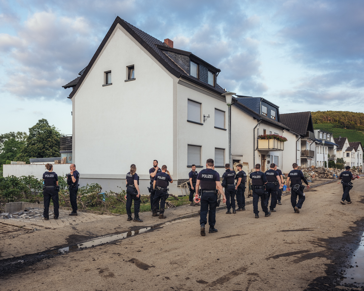 Polizisten suchen nach Leichen in Häusern in Altenahr